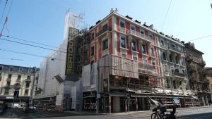 Façade genevoise en rénovation au crépi isolant à l'aérogel, échafaudage bâché Bertolit le long d'une ligne de tram